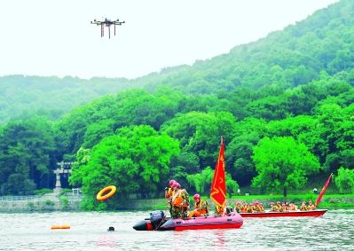 兩棲車(chē)無(wú)人機機器人成抗洪“新兵”